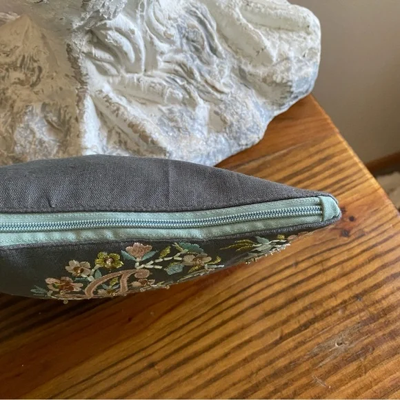 Beautifully detailed embroidered clutch! - Picture 15 of 15